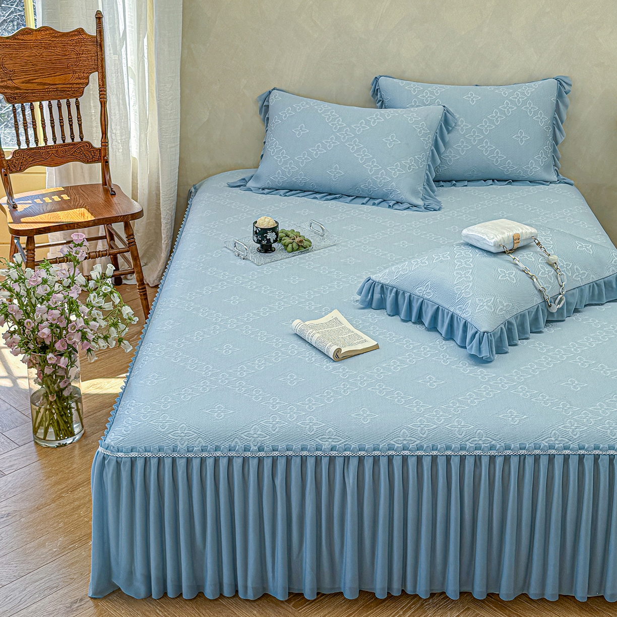 91家纺网 家纺一手货源 找家纺 亿品家纺 2026新款550克PE高分子单泡提花凉感复合床裙款凉席 月光织梦-蓝(加厚三明治复合)