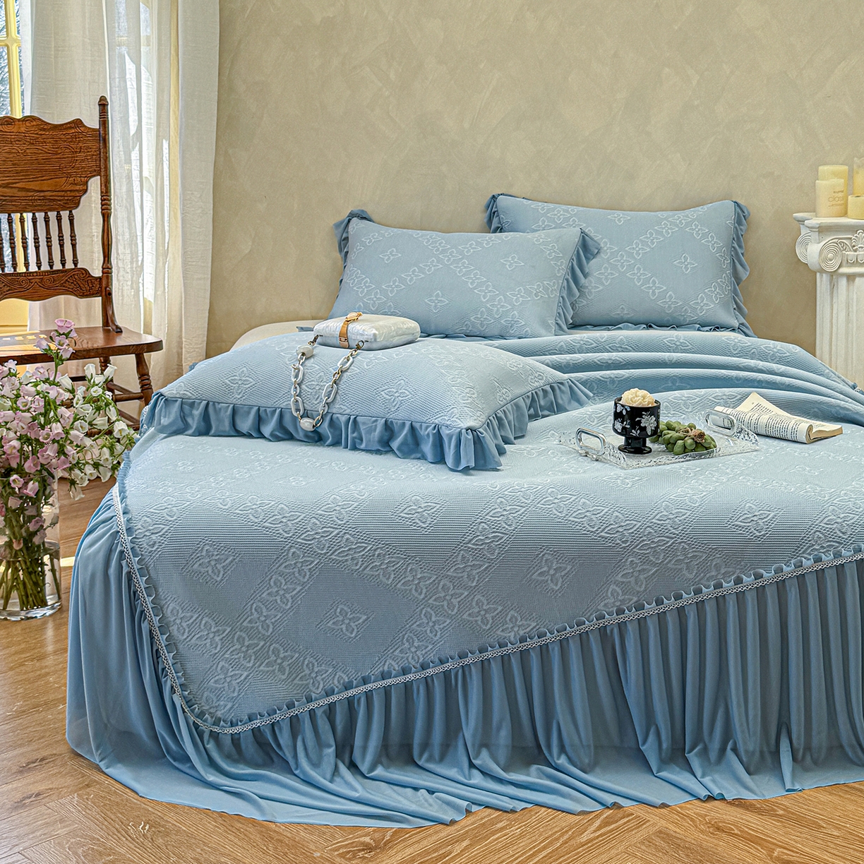 91家纺网 家纺一手货源 找家纺 亿品家纺 2026新款550克PE高分子单泡提花凉感复合床裙款凉席 月光织梦-蓝(加厚三明治复合)