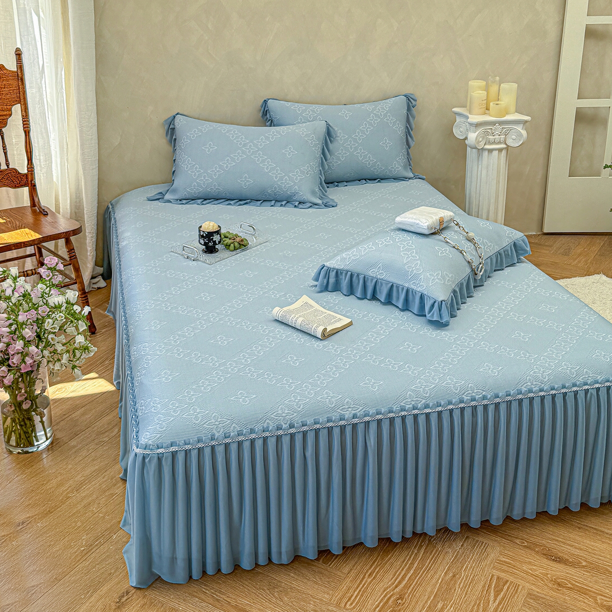 91家纺网 家纺一手货源 找家纺 亿品家纺 2026新款550克PE高分子单泡提花凉感复合床裙款凉席 月光织梦-蓝(加厚三明治复合)