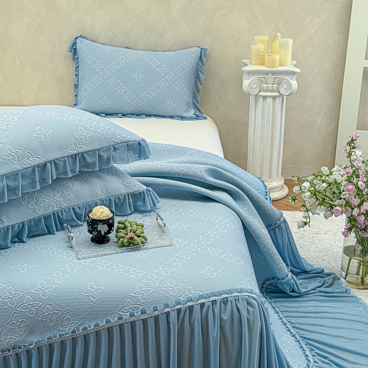 91家纺网 家纺一手货源 找家纺 亿品家纺 2026新款550克PE高分子单泡提花凉感复合床裙款凉席 月光织梦-蓝(加厚三明治复合)