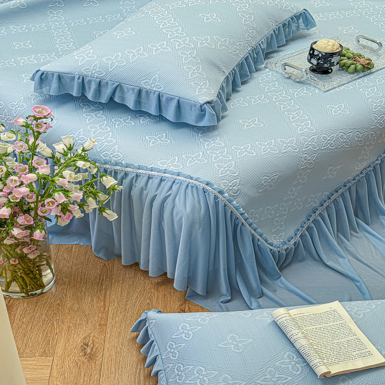 91家纺网 家纺一手货源 找家纺 亿品家纺 2026新款550克PE高分子单泡提花凉感复合床裙款凉席 月光织梦-蓝(加厚三明治复合)