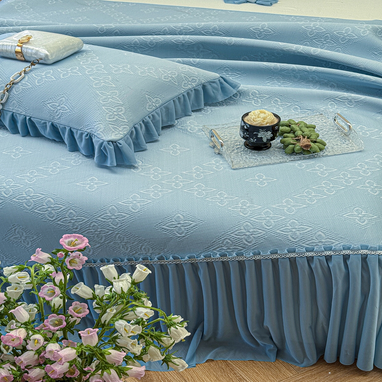 91家纺网 家纺一手货源 找家纺 亿品家纺 2026新款550克PE高分子单泡提花凉感复合床裙款凉席 月光织梦-蓝(加厚三明治复合)