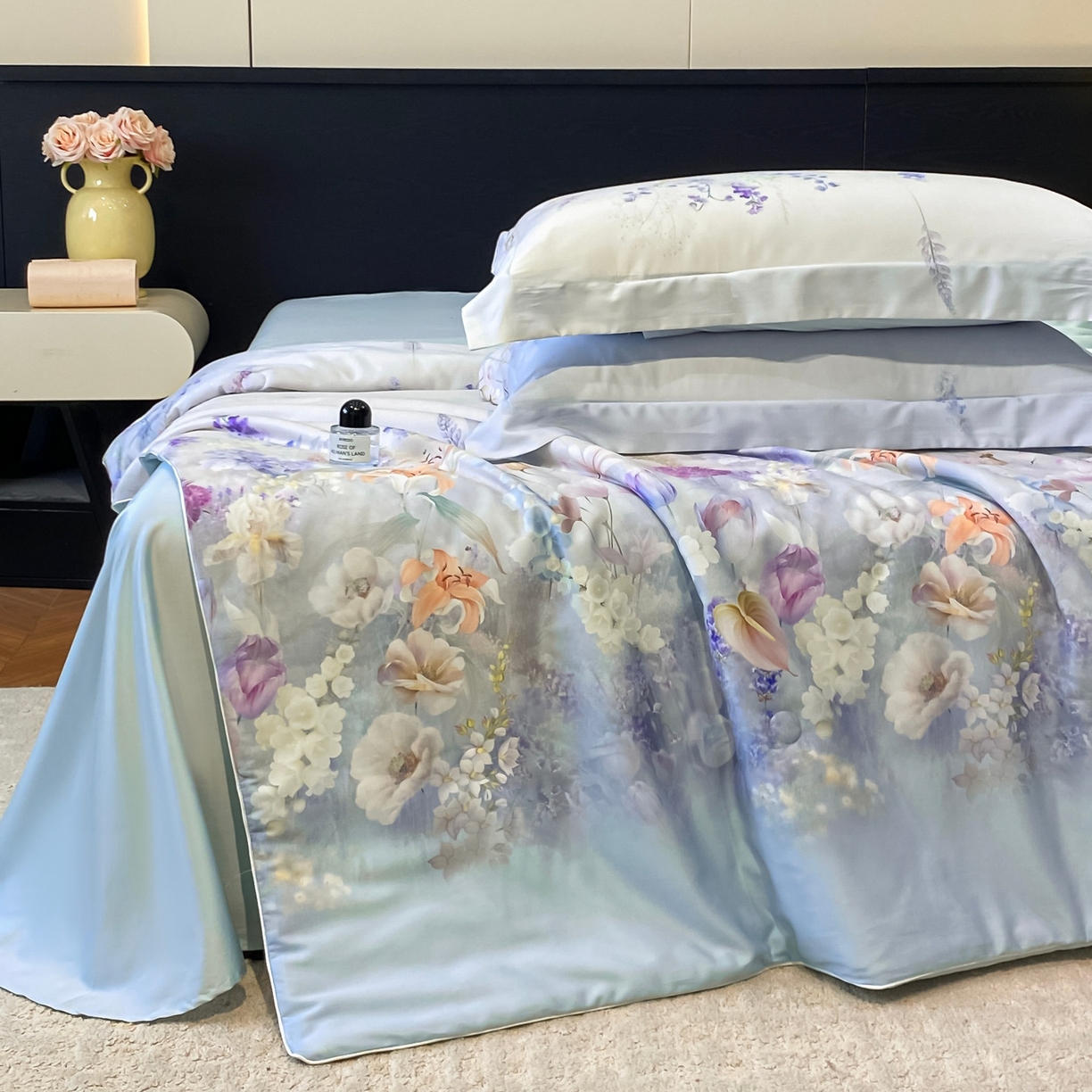 91家纺网 家纺一手货源 找家纺 新方向 【控价 提供买家秀】2026新款数码印花A类20%蚕丝天丝棉夏被四件套-那些花儿 那些花儿-微光蓝
