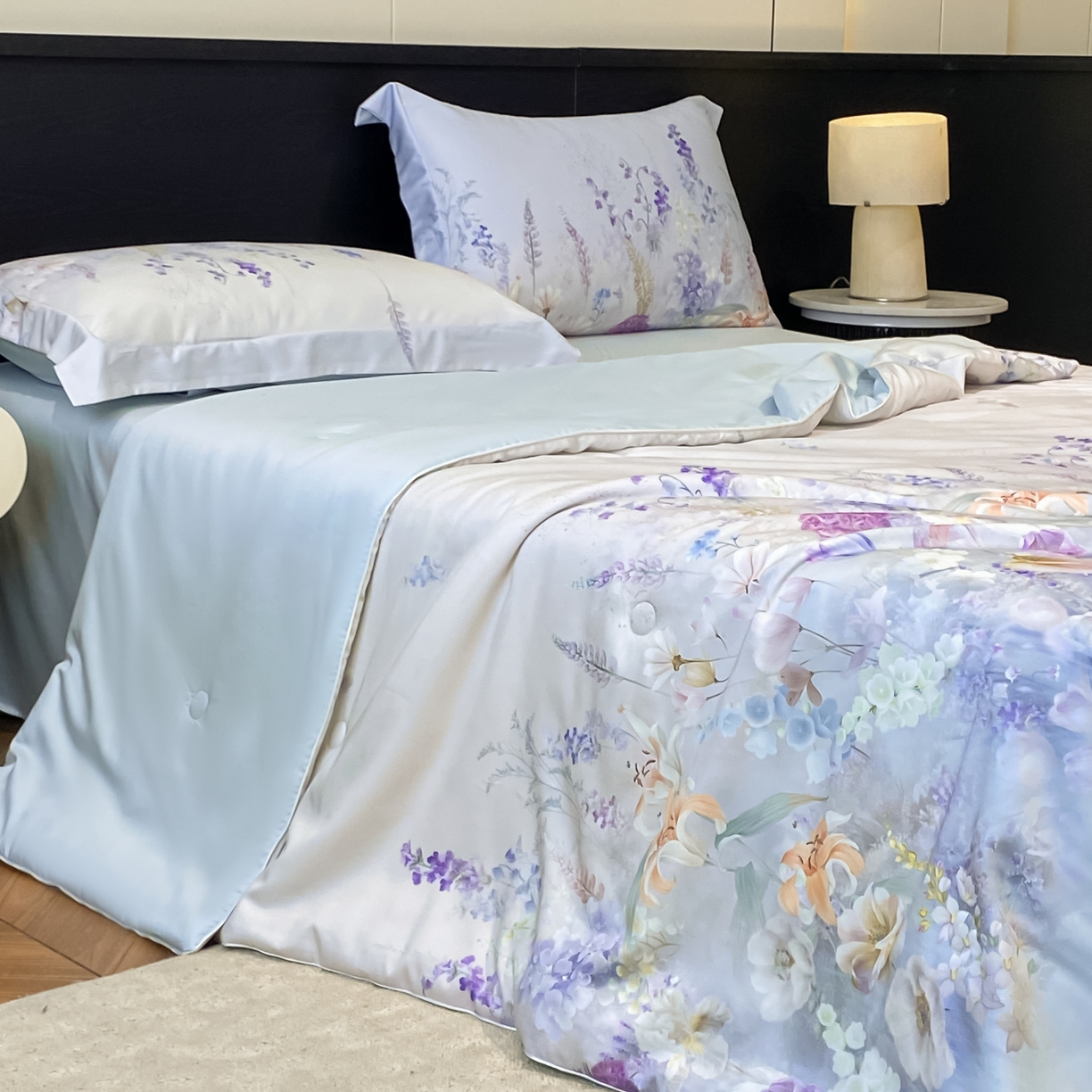 91家纺网 家纺一手货源 找家纺 新方向 【控价 提供买家秀】2026新款数码印花A类20%蚕丝天丝棉夏被四件套-那些花儿 那些花儿-微光蓝