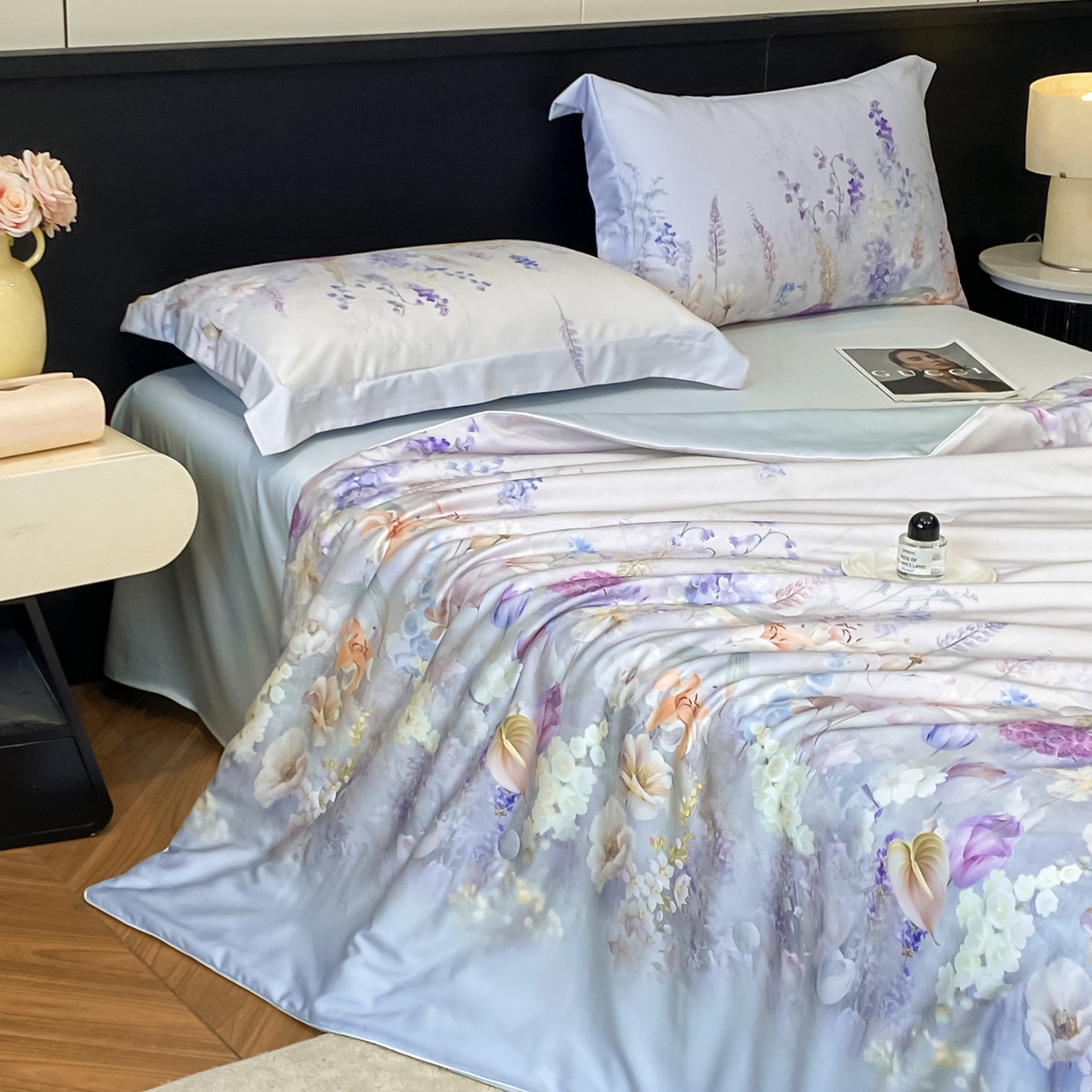 91家纺网 家纺一手货源 找家纺 新方向 【控价 提供买家秀】2026新款数码印花A类20%蚕丝天丝棉夏被四件套-那些花儿 那些花儿-微光蓝