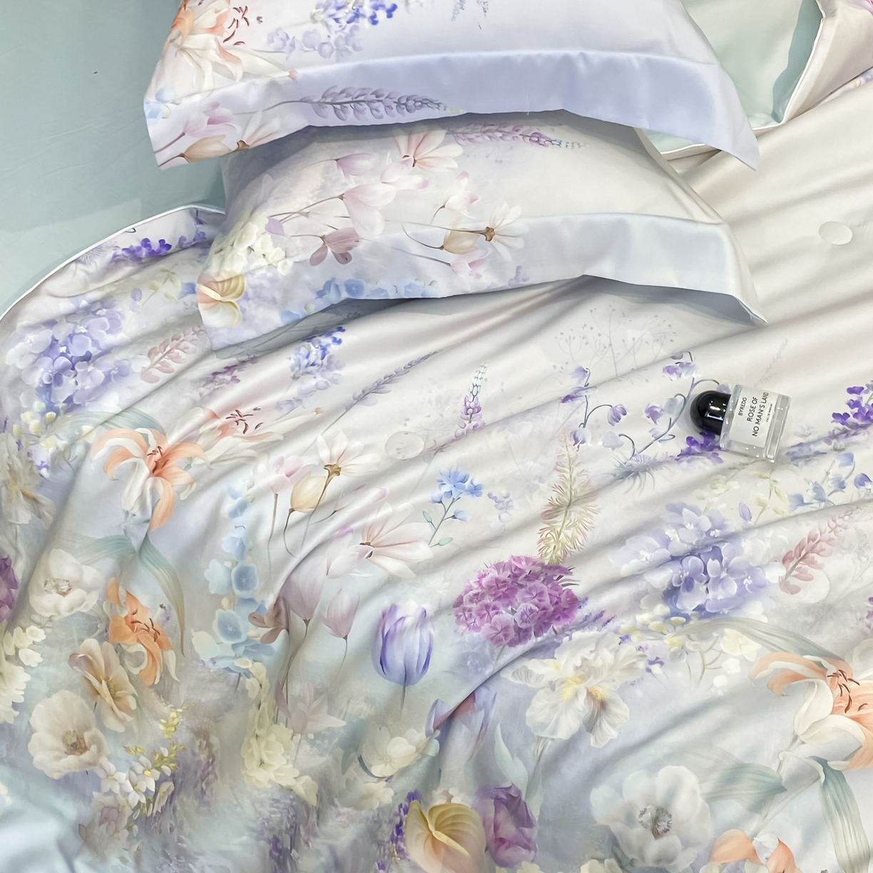 91家纺网 家纺一手货源 找家纺 新方向 【控价 提供买家秀】2026新款数码印花A类20%蚕丝天丝棉夏被四件套-那些花儿 那些花儿-微光蓝