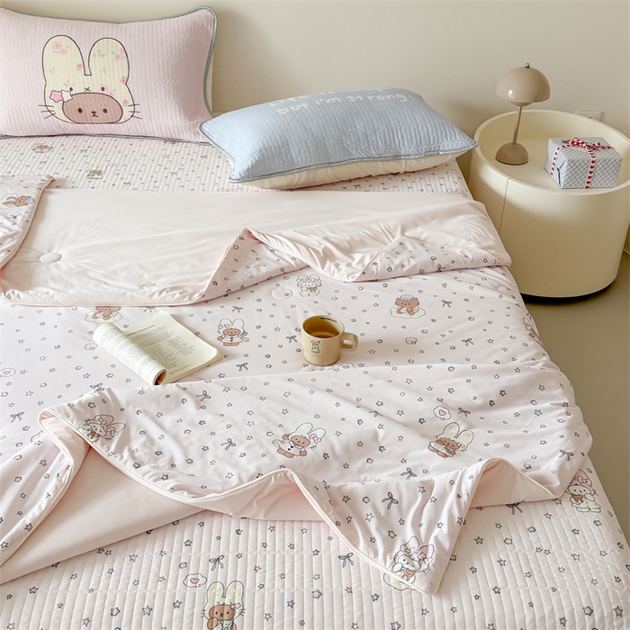 91家纺网 家纺一手货源 找家纺 吾欢心 2026夏季新款仿锦安凉感丝床盖款夏被四件套可可机洗凉感值大于0.2 甜梦兔