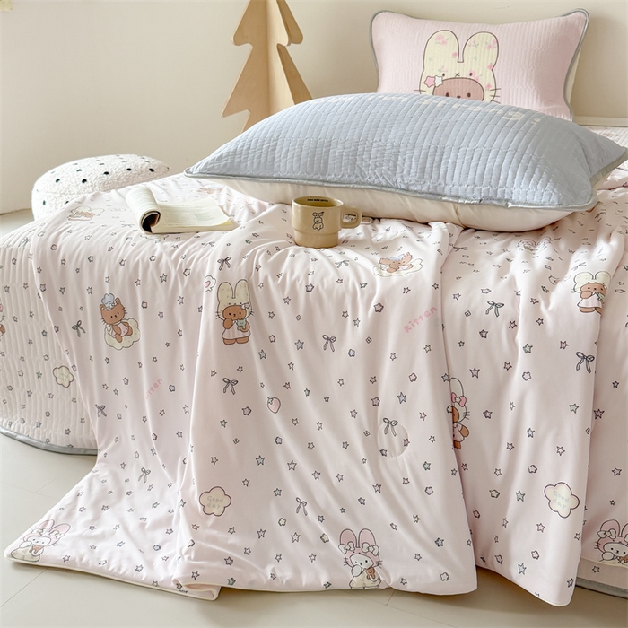 91家纺网 家纺一手货源 找家纺 吾欢心 2026夏季新款仿锦安凉感丝床盖款夏被四件套可可机洗凉感值大于0.2 甜梦兔