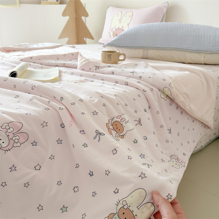 91家纺网 家纺一手货源 找家纺 吾欢心 2026夏季新款仿锦安凉感丝床盖款夏被四件套可可机洗凉感值大于0.2 甜梦兔