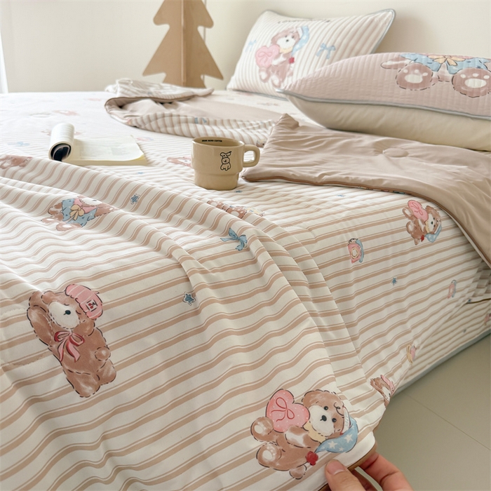 91家纺网 家纺一手货源 找家纺 吾欢心 2026夏季新款仿锦安凉感丝床盖款夏被四件套可可机洗凉感值大于0.2 乖乖小狗