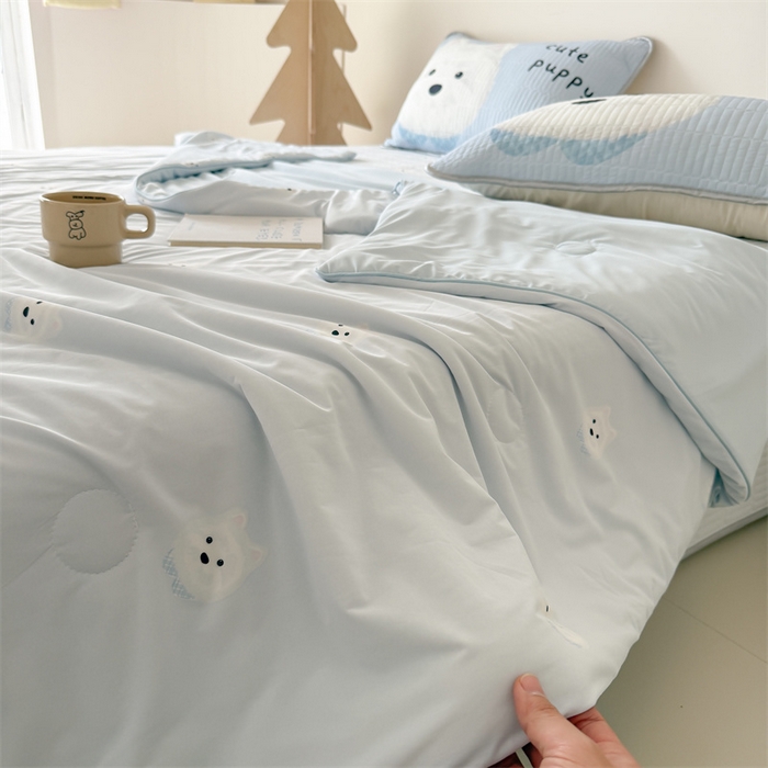 91家纺网 家纺一手货源 找家纺 吾欢心 2026夏季新款仿锦安凉感丝床盖款夏被四件套可可机洗凉感值大于0.2 奶萌汪仔