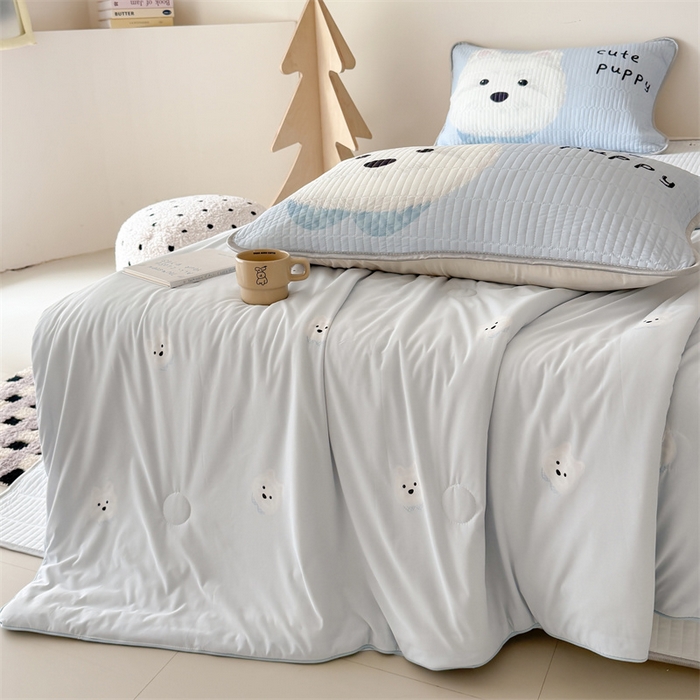 91家纺网 家纺一手货源 找家纺 吾欢心 2026夏季新款仿锦安凉感丝床盖款夏被四件套可可机洗凉感值大于0.2 奶萌汪仔