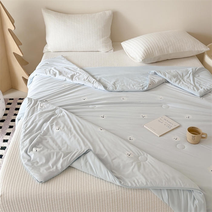 91家纺网 家纺一手货源 找家纺 吾欢心 2026夏季新款仿锦安凉感丝床盖款夏被四件套可可机洗凉感值大于0.2 奶萌汪仔