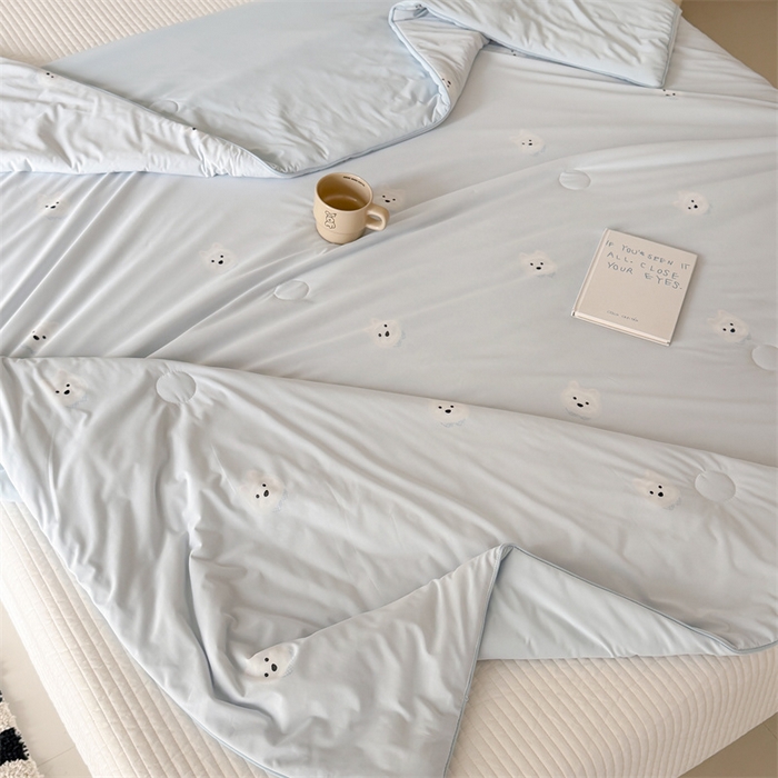 91家纺网 家纺一手货源 找家纺 吾欢心 2026夏季新款仿锦安凉感丝床盖款夏被四件套可可机洗凉感值大于0.2 奶萌汪仔