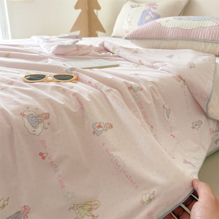 91家纺网 家纺一手货源 找家纺 吾欢心 2026夏季新款仿锦安凉感丝床盖款夏被四件套可可机洗凉感值大于0.2 晚安公主