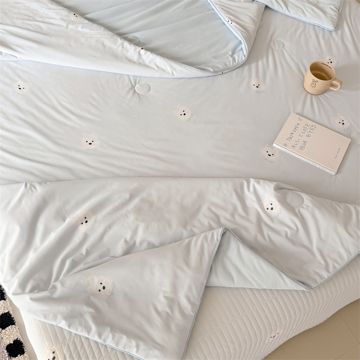 91家纺网 家纺一手货源 找家纺 吾欢心 2026夏季新款A类仿锦安凉感丝夏凉被空调被 奶萌汪仔