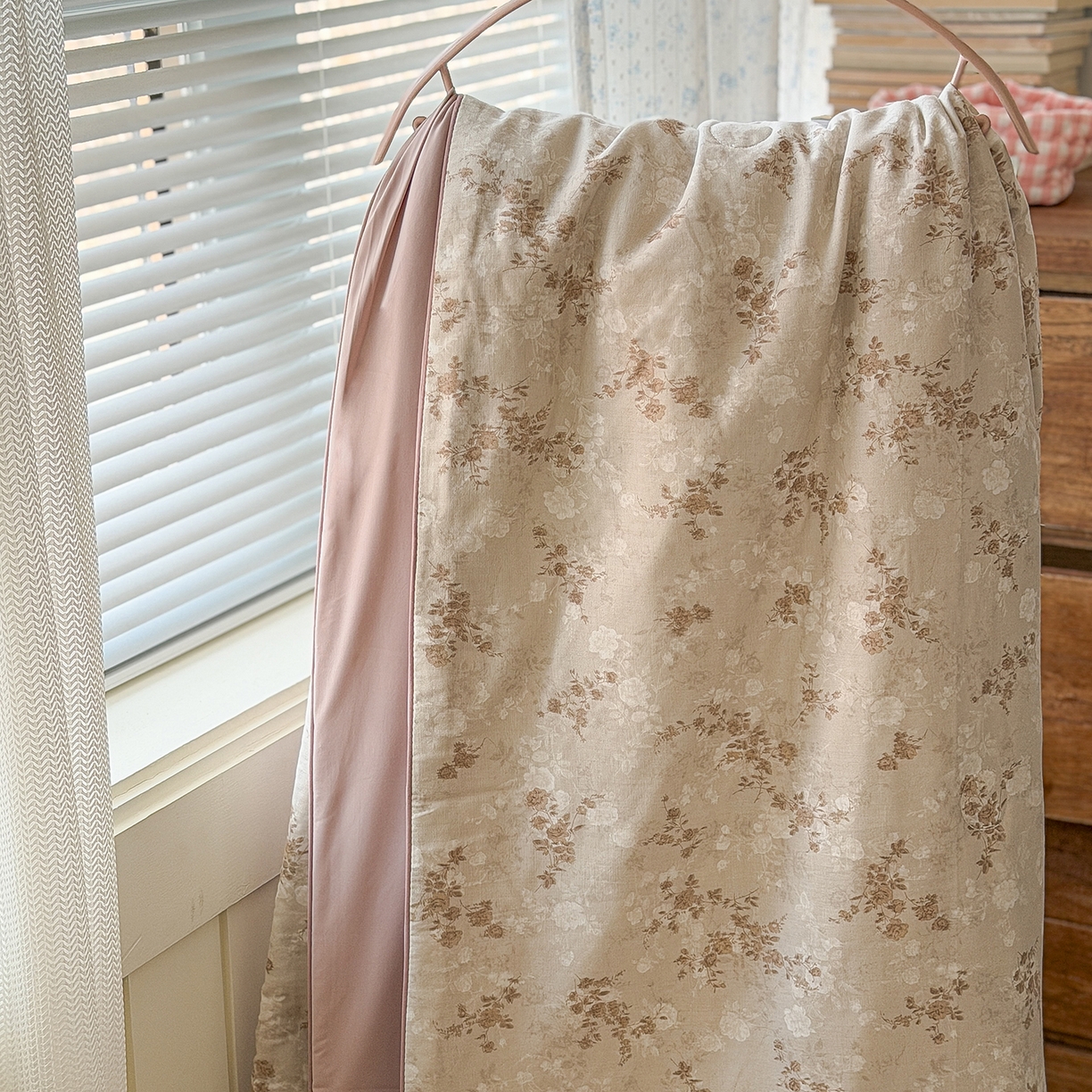 91家纺网 家纺一手货源 找家纺 Sweet dreams甜梦 2026新款A类全棉双层纱锦氨凉感夏被 楼兰米