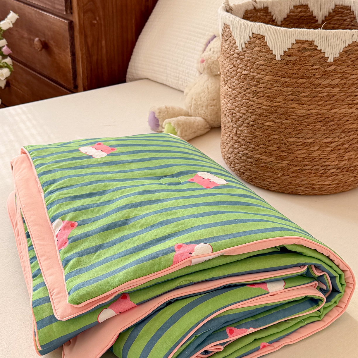 91家纺网 家纺一手货源 找家纺 Sweet dreams甜梦 2026新款A类全棉双层纱锦氨凉感夏被 条纹小熊仔