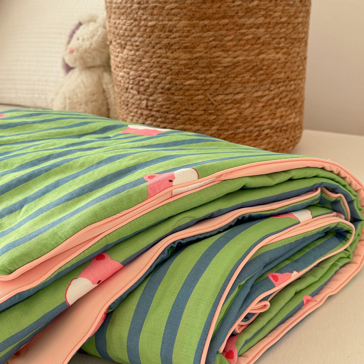 91家纺网 家纺一手货源 找家纺 Sweet dreams甜梦 2026新款A类全棉双层纱锦氨凉感夏被 条纹小熊仔