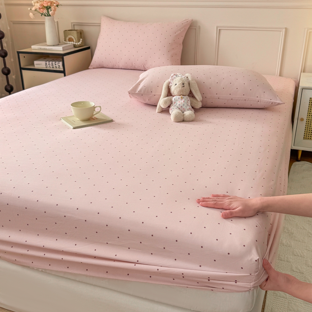 91家纺网 家纺一手货源 找家纺 2026新款A类云感棉仿棉亲肤四季款床笠席梦思床罩全包床单三件套 波点粉