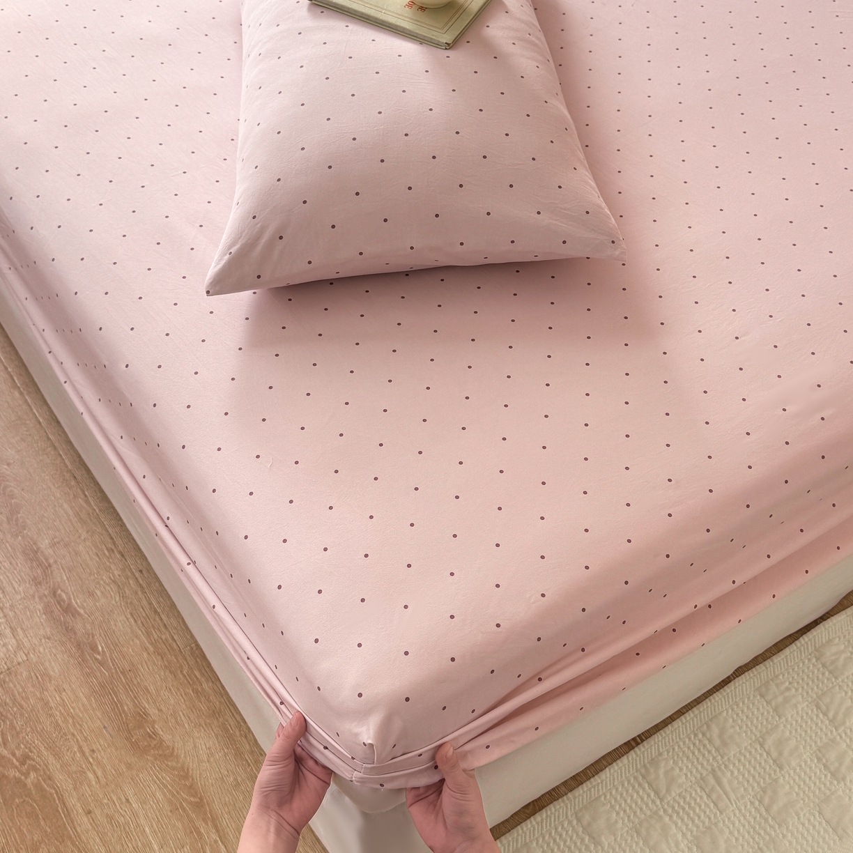 91家纺网 家纺一手货源 找家纺 2026新款A类云感棉仿棉亲肤四季款床笠席梦思床罩全包床单三件套 波点粉