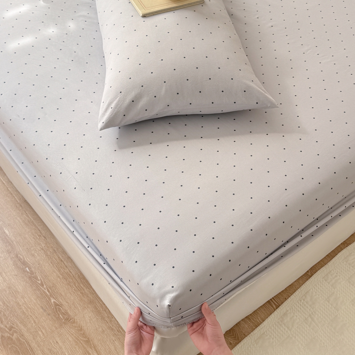 91家纺网 家纺一手货源 找家纺 2026新款A类云感棉仿棉亲肤四季款床笠席梦思床罩全包床单三件套 波点灰