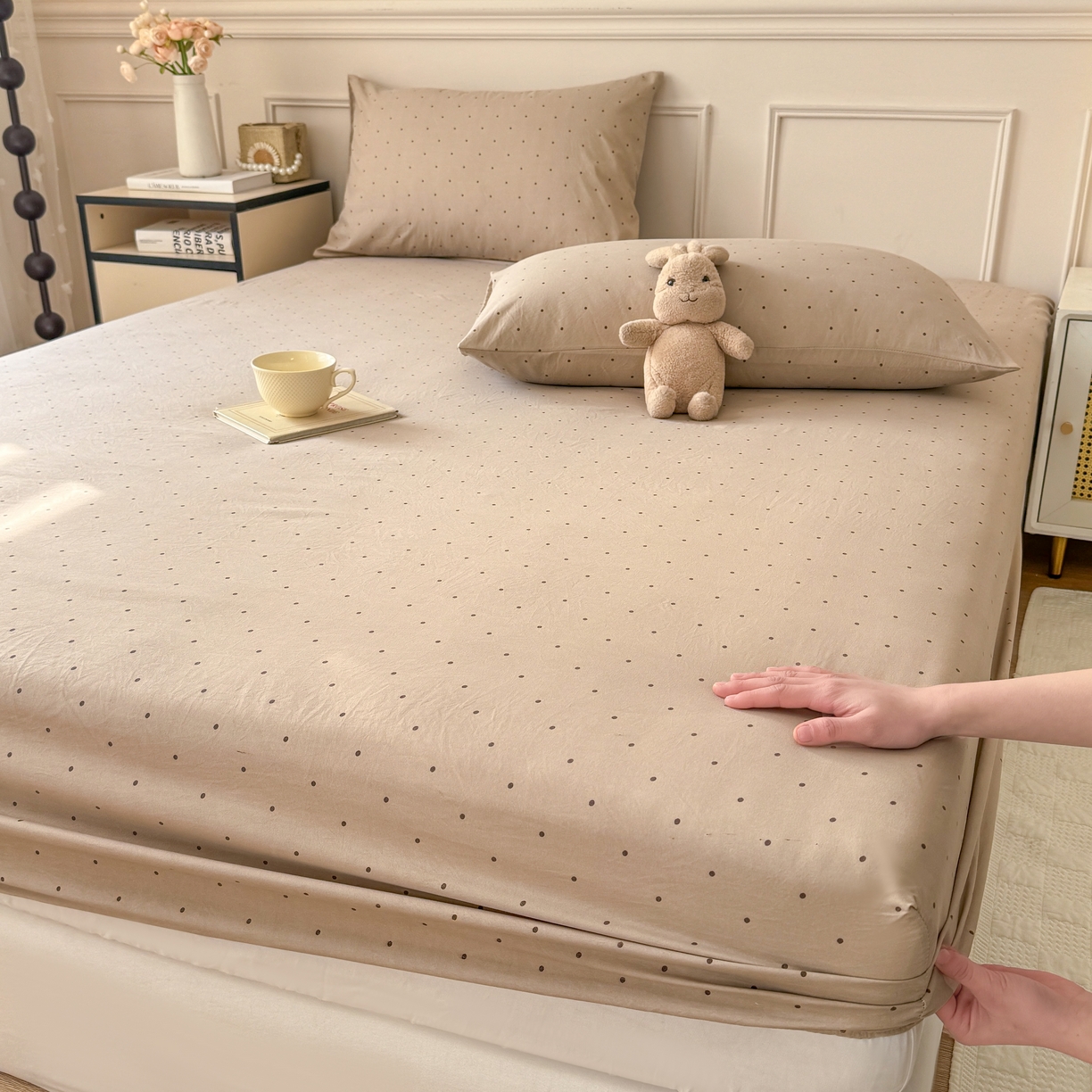 91家纺网 家纺一手货源 找家纺 2026新款A类云感棉仿棉亲肤四季款床笠席梦思床罩全包床单三件套 波点咖