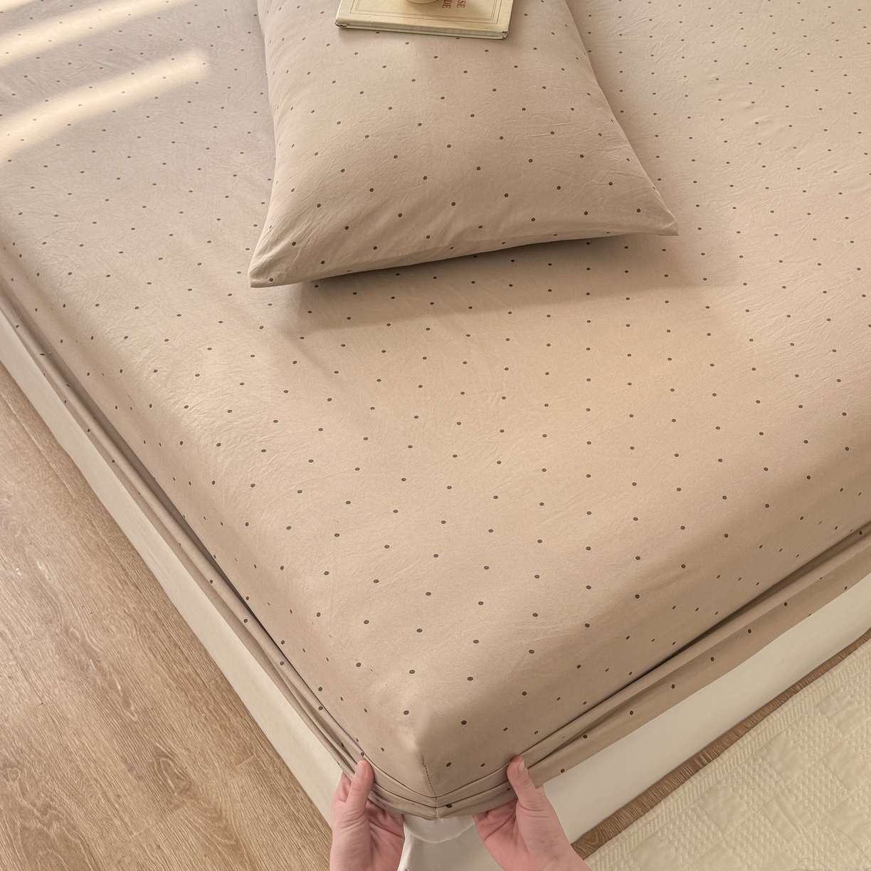 91家纺网 家纺一手货源 找家纺 2026新款A类云感棉仿棉亲肤四季款床笠席梦思床罩全包床单三件套 波点咖