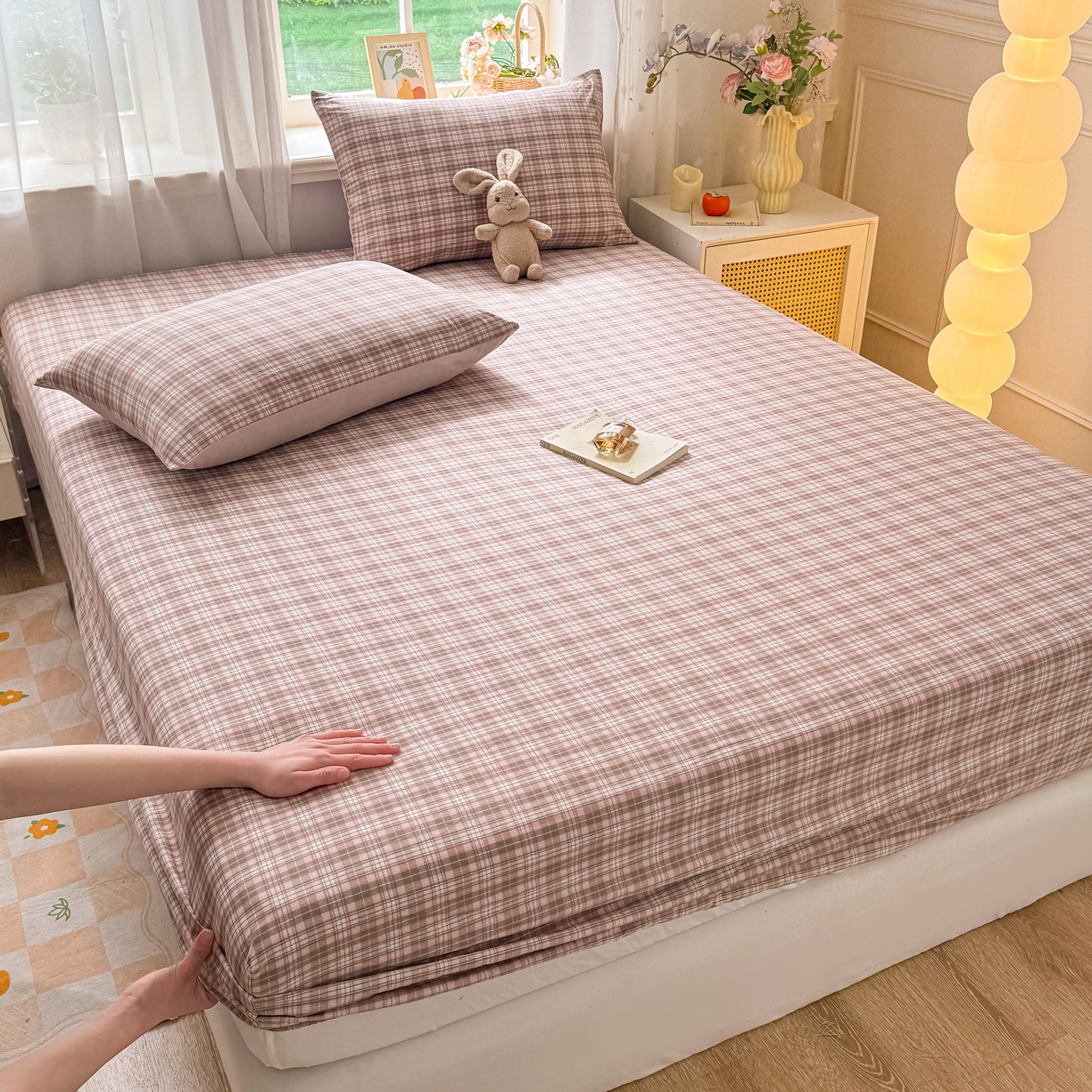 91家纺网 家纺一手货源 找家纺 2026新款A类云感棉仿棉亲肤四季款床笠席梦思床罩全包床单三件套 格纹粉