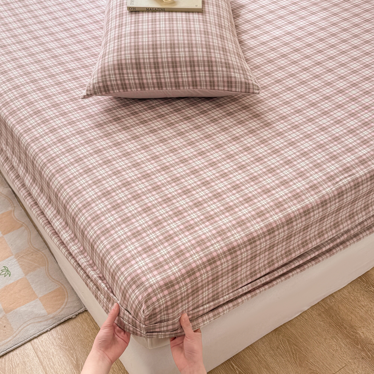 91家纺网 家纺一手货源 找家纺 2026新款A类云感棉仿棉亲肤四季款床笠席梦思床罩全包床单三件套 格纹粉