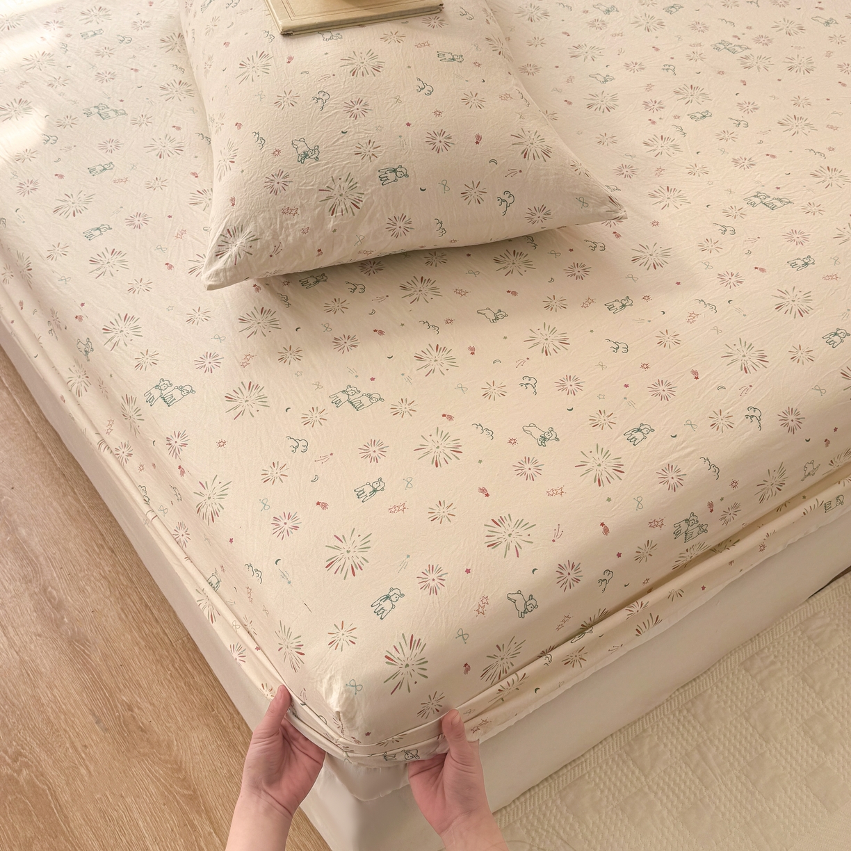 91家纺网 家纺一手货源 找家纺 2026新款A类云感棉仿棉亲肤四季款床笠席梦思床罩全包床单三件套 花火