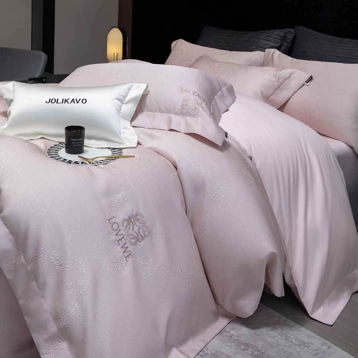 91家纺网 家纺一手货源 找家纺 2026新品高档轻奢风100支贡缎长绒棉纯棉四件套全棉重工刺绣被套床单床笠新品四季款床上用品 花影-白粉