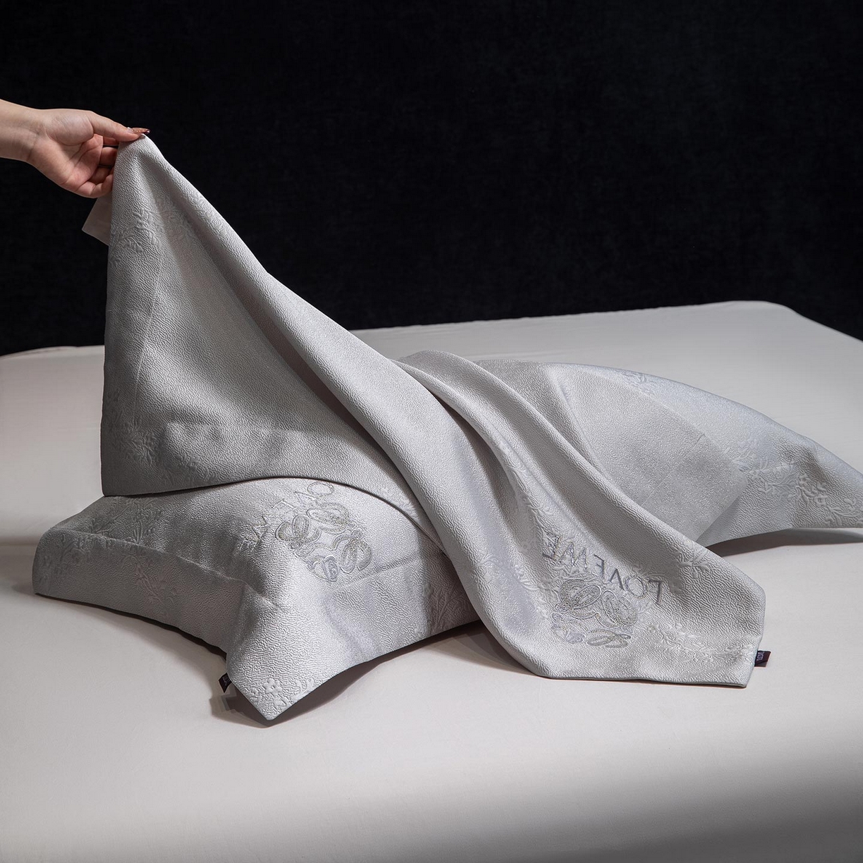 91家纺网 家纺一手货源 找家纺 2026高端新品A类100支长绒棉纯棉四件套100全棉厚织提花轻奢风重工刺绣被套 艾弗里-灰