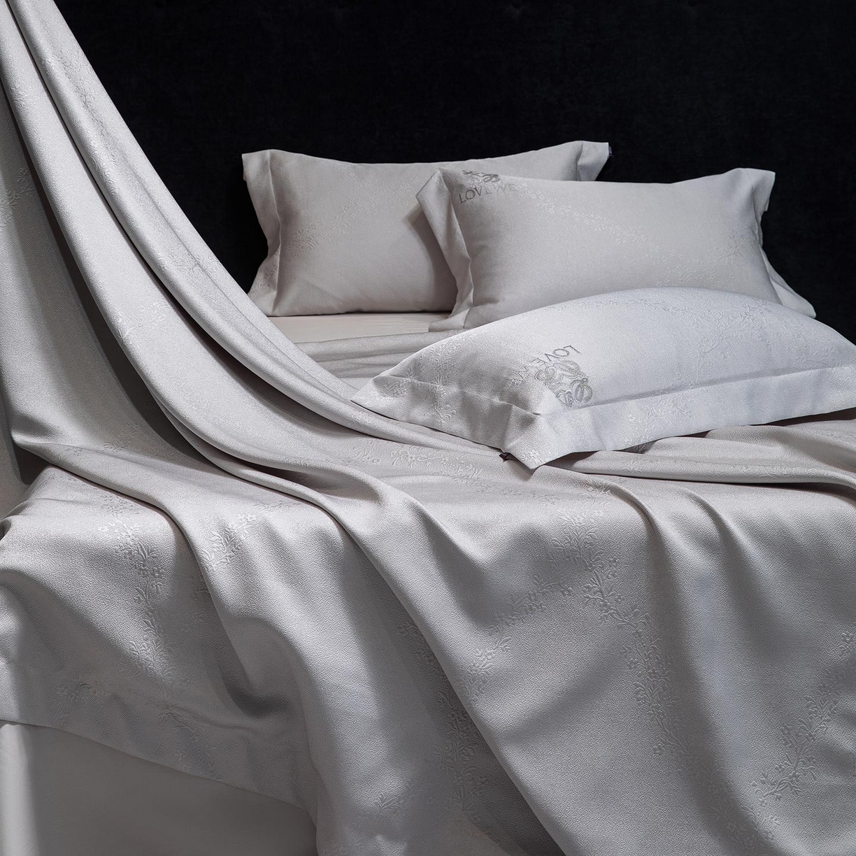 91家纺网 家纺一手货源 找家纺 2026高端新品A类100支长绒棉纯棉四件套100全棉厚织提花轻奢风重工刺绣被套 艾弗里-灰