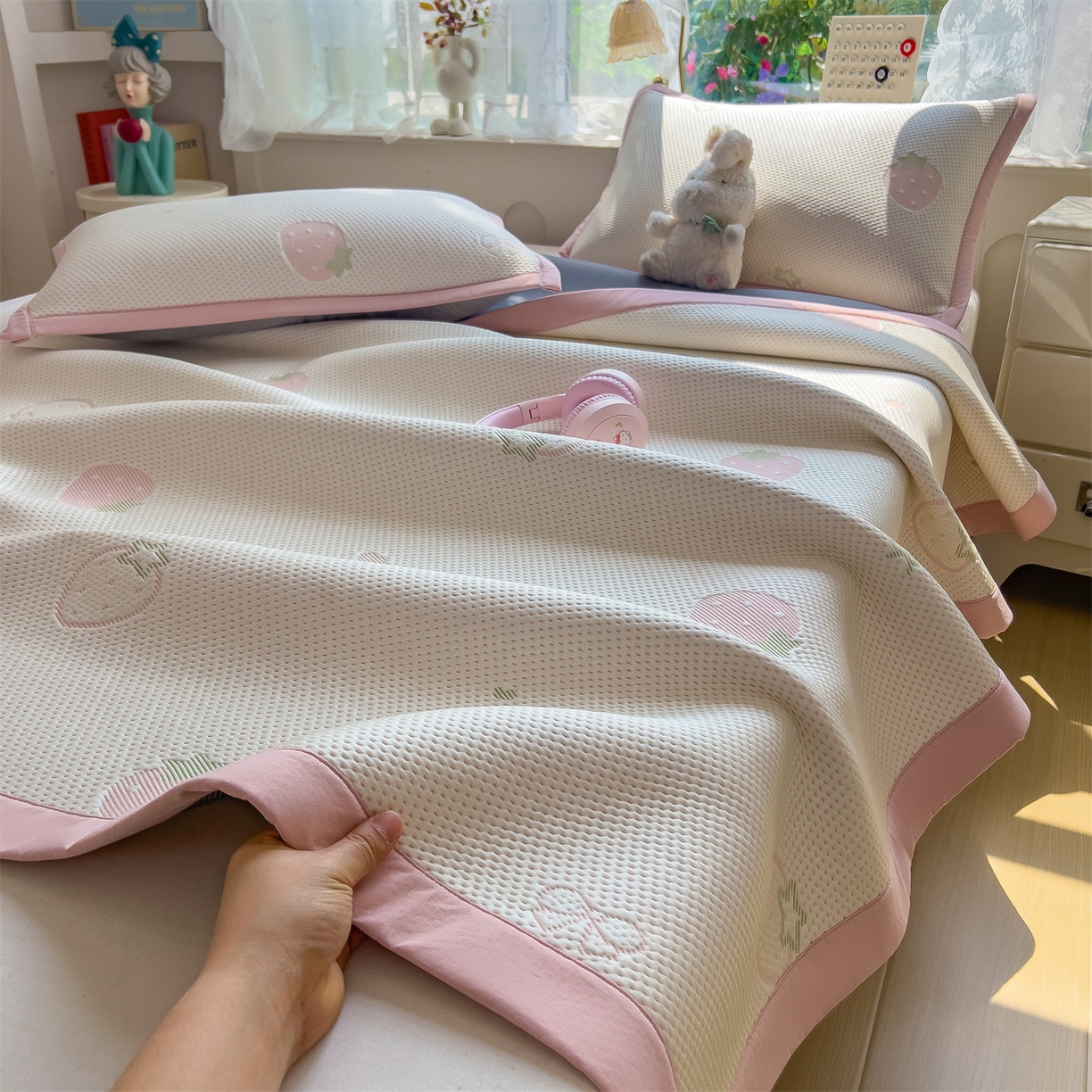 91家纺网 家纺一手货源 找家纺 雯豆家纺 2026新款PE中分子凉感凉席条席三件套加厚三明治款复合卡通提花凉席 PE提花凉席-甜心草莓