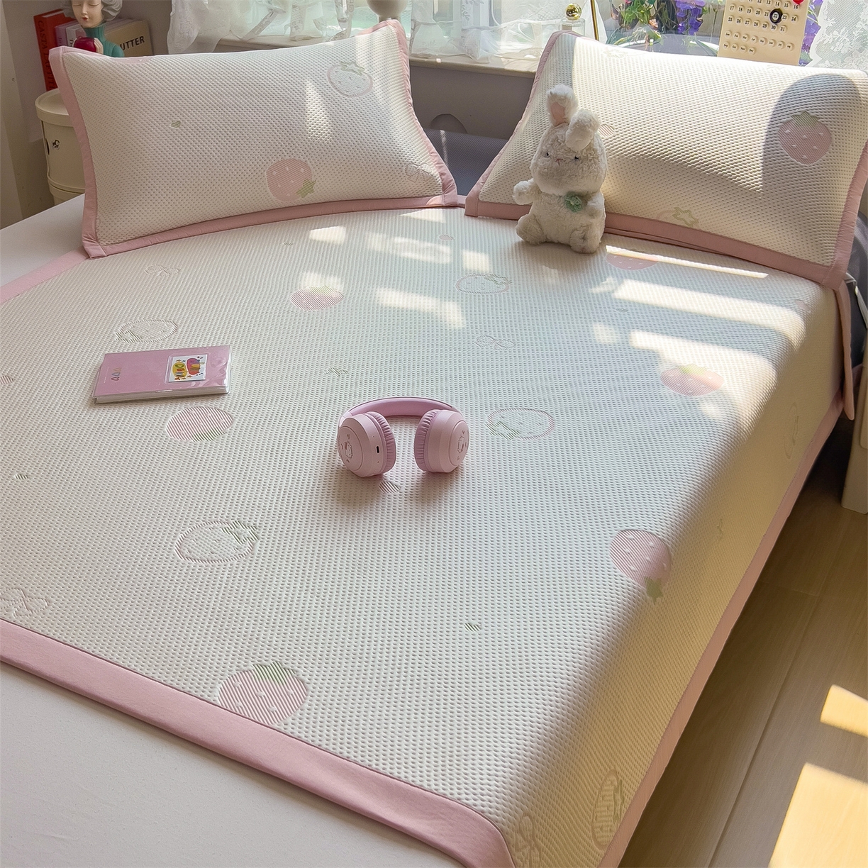 91家纺网 家纺一手货源 找家纺 雯豆家纺 2026新款PE中分子凉感凉席条席三件套加厚三明治款复合卡通提花凉席 PE提花凉席-甜心草莓