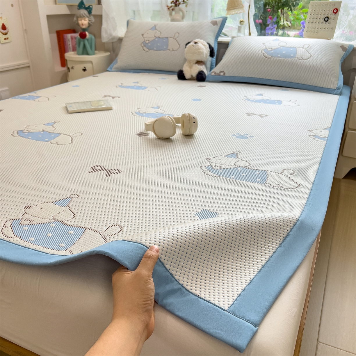 91家纺网 家纺一手货源 找家纺 雯豆家纺 2026新款PE中分子凉感凉席条席三件套加厚三明治款复合卡通提花凉席 PE提花凉席-腊肠狗