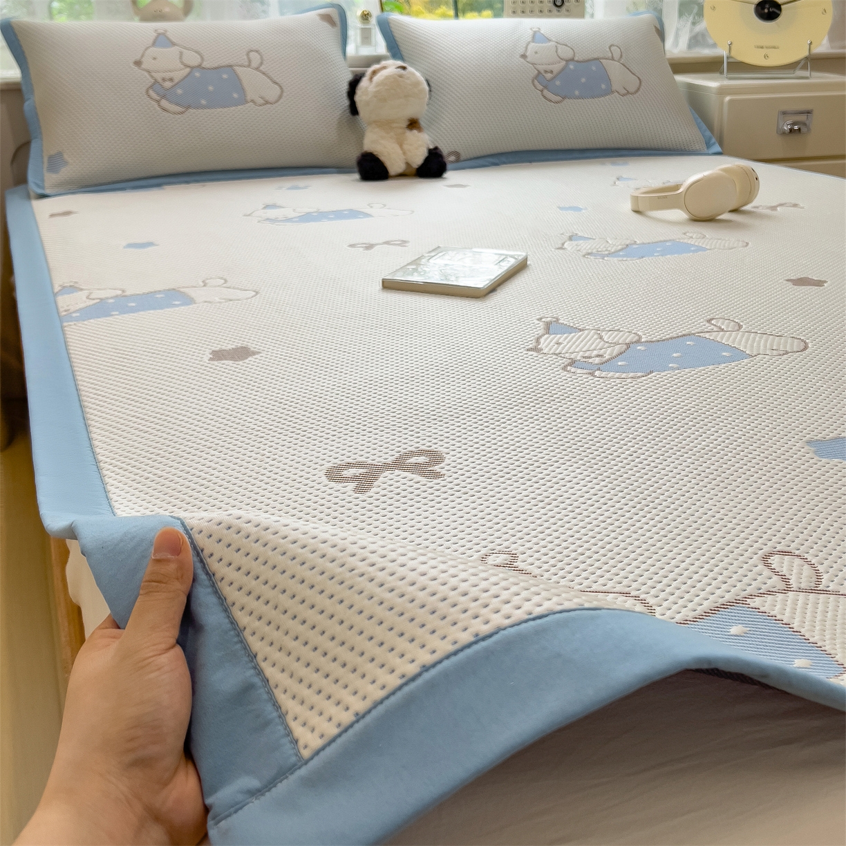 91家纺网 家纺一手货源 找家纺 雯豆家纺 2026新款PE中分子凉感凉席条席三件套加厚三明治款复合卡通提花凉席 PE提花凉席-腊肠狗