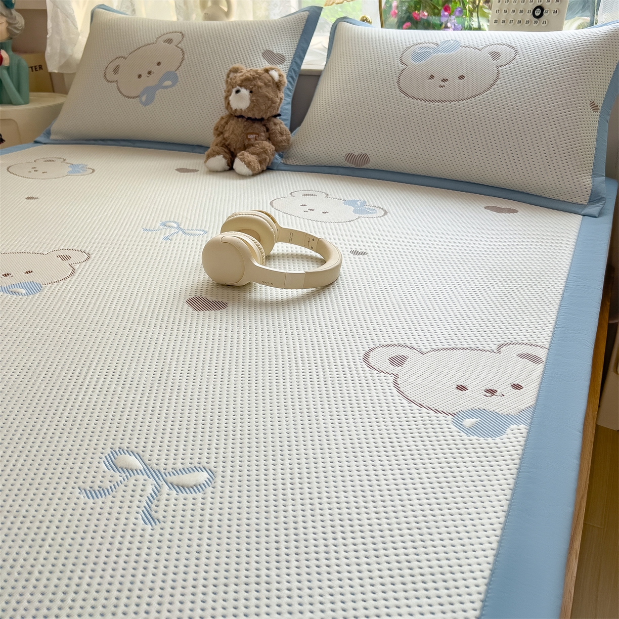 91家纺网 家纺一手货源 找家纺 雯豆家纺 2026新款PE中分子凉感凉席条席三件套加厚三明治款复合卡通提花凉席 PE提花凉席-领带熊