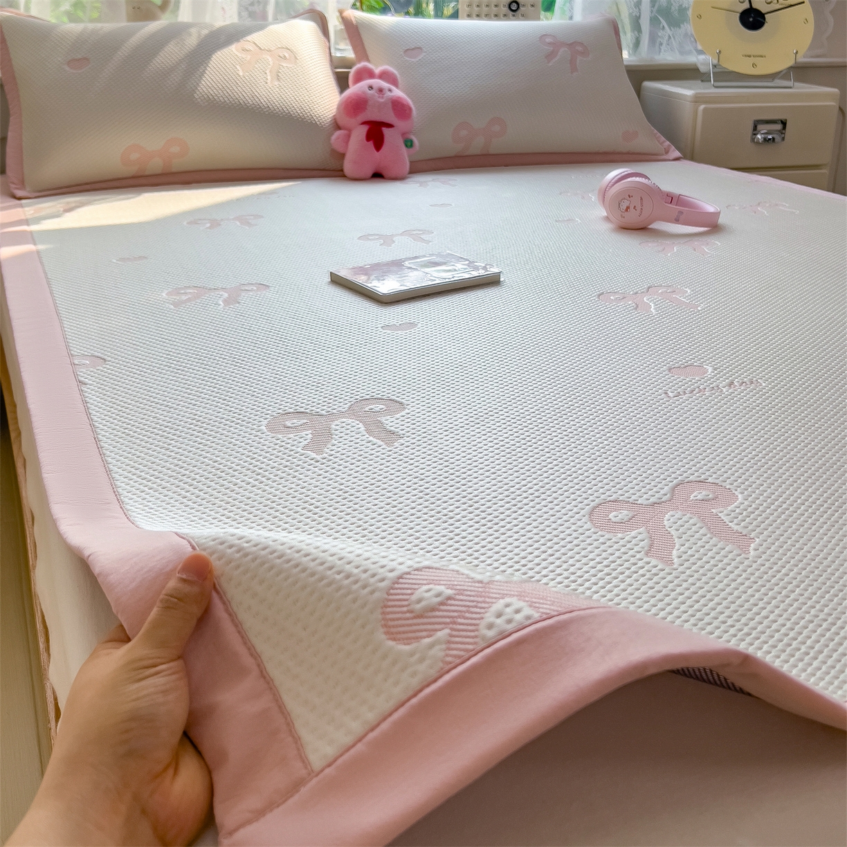 91家纺网 家纺一手货源 找家纺 雯豆家纺 2026新款PE中分子凉感凉席条席三件套加厚三明治款复合卡通提花凉席 PE提花凉席-蝴蝶结