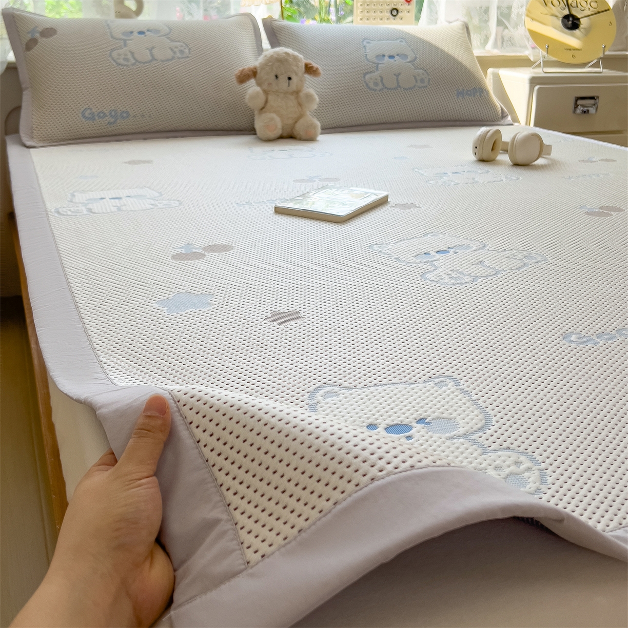 91家纺网 家纺一手货源 找家纺 雯豆家纺 2026新款PE中分子凉感凉席条席三件套加厚三明治款复合卡通提花凉席 PE提花凉席-奶萌狗