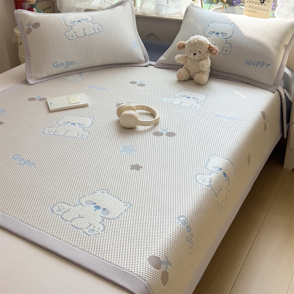 91家纺网 家纺一手货源 找家纺 雯豆家纺 2026新款PE中分子凉感凉席条席三件套加厚三明治款复合卡通提花凉席 PE提花凉席-奶萌狗