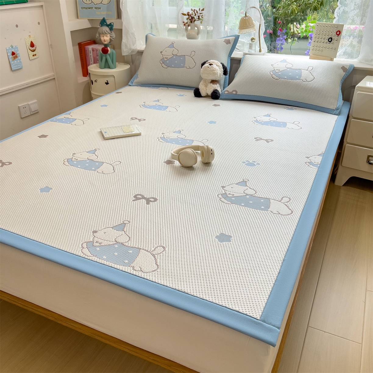 91家纺网 家纺一手货源 找家纺 雯豆家纺 2026新款PE中分子凉感凉席条席三件套加厚三明治款复合卡通提花凉席 PE提花凉席-腊肠狗