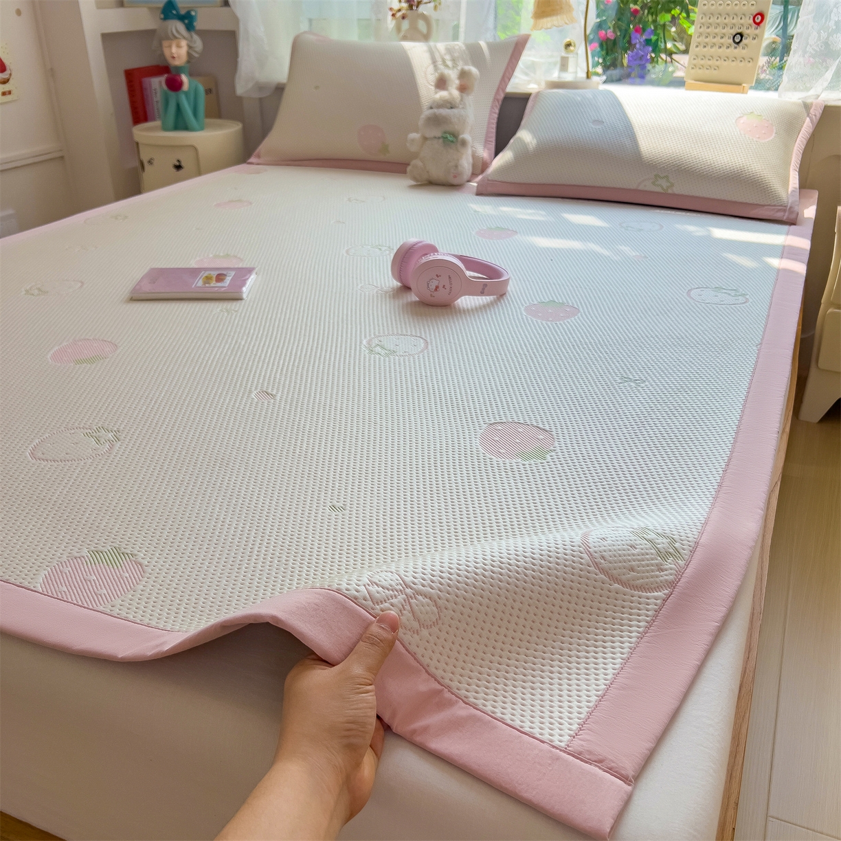 91家纺网 家纺一手货源 找家纺 雯豆家纺 2026新款PE中分子凉感凉席条席三件套加厚三明治款复合卡通提花凉席 PE提花凉席-甜心草莓