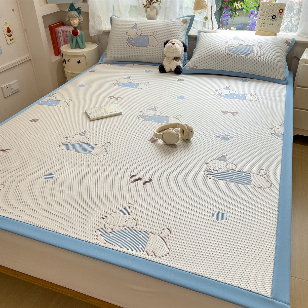 91家纺网 家纺一手货源 找家纺 雯豆家纺 2026新款PE中分子凉感凉席条席三件套加厚三明治款复合卡通提花凉席 PE提花凉席-腊肠狗