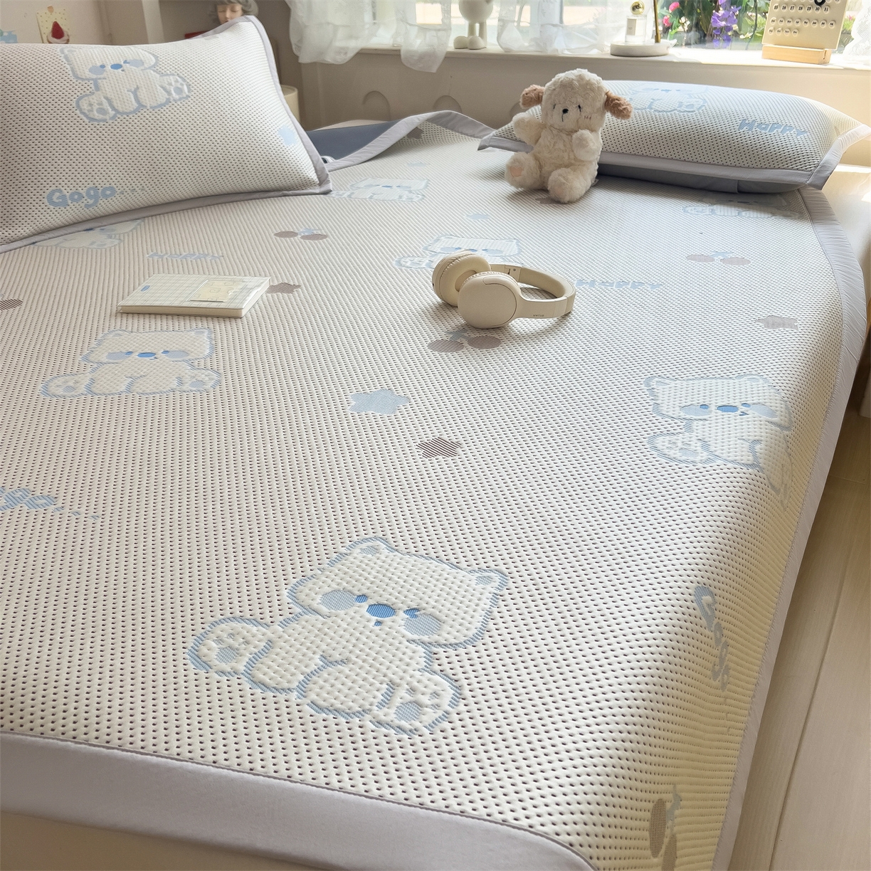 91家纺网 家纺一手货源 找家纺 雯豆家纺 2026新款PE中分子凉感凉席条席三件套加厚三明治款复合卡通提花凉席 PE提花凉席-奶萌狗