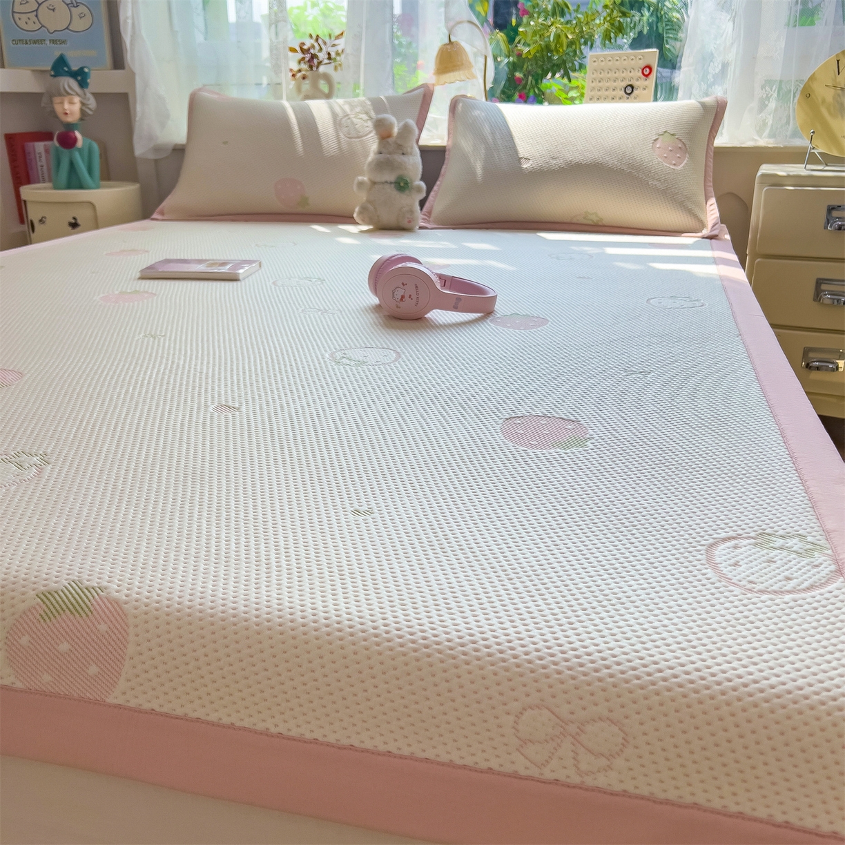 91家纺网 家纺一手货源 找家纺 雯豆家纺 2026新款PE中分子凉感凉席条席三件套加厚三明治款复合卡通提花凉席 PE提花凉席-甜心草莓