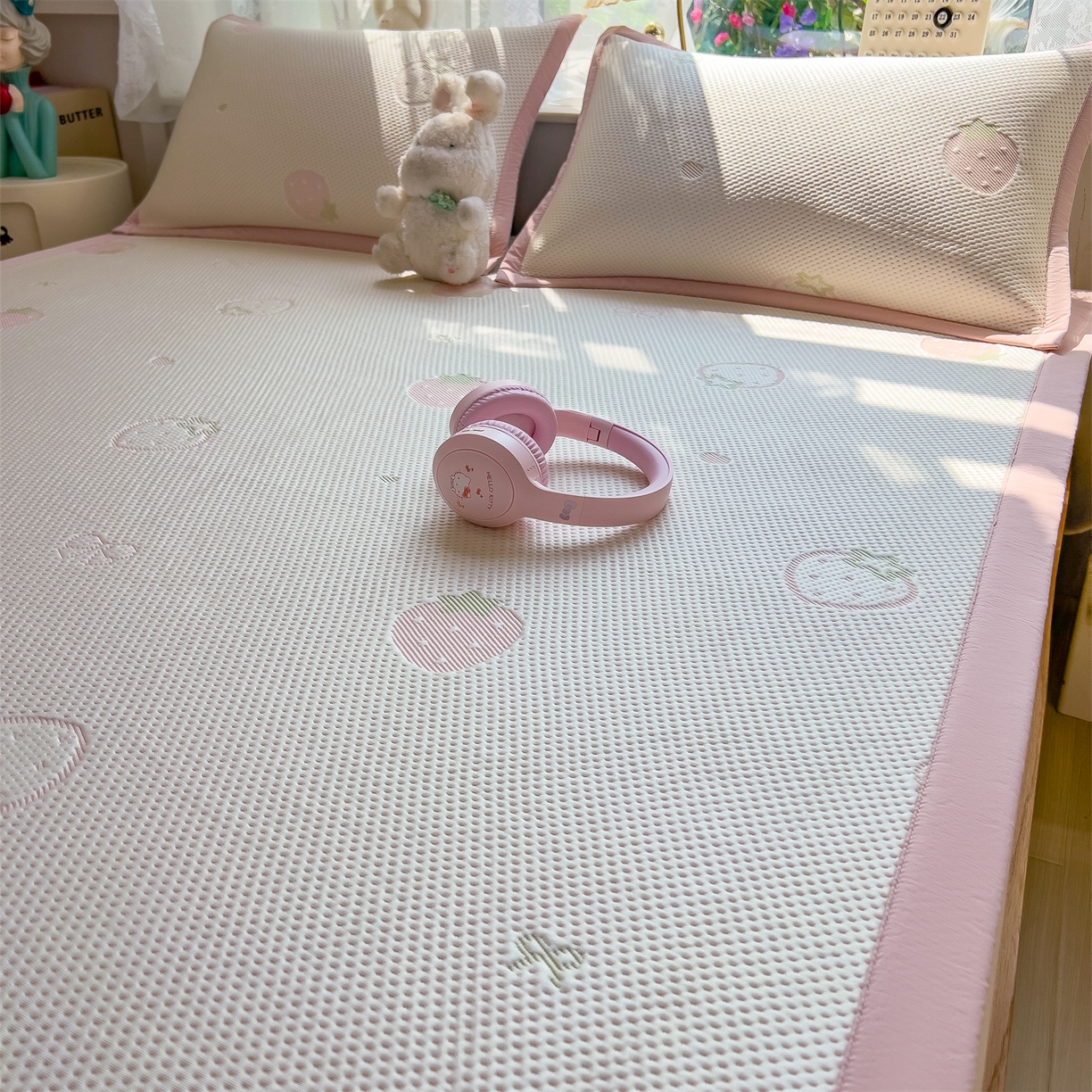 91家纺网 家纺一手货源 找家纺 雯豆家纺 2026新款PE中分子凉感凉席条席三件套加厚三明治款复合卡通提花凉席 PE提花凉席-甜心草莓