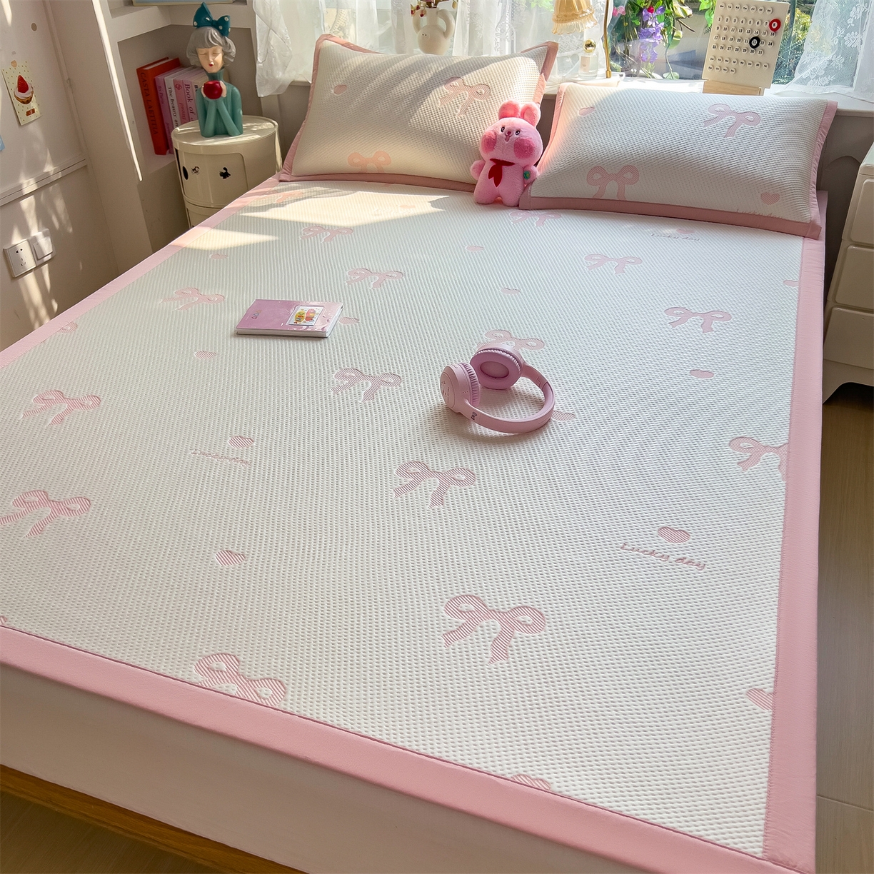 91家纺网 家纺一手货源 找家纺 雯豆家纺 2026新款PE中分子凉感凉席条席三件套加厚三明治款复合卡通提花凉席 PE提花凉席-蝴蝶结