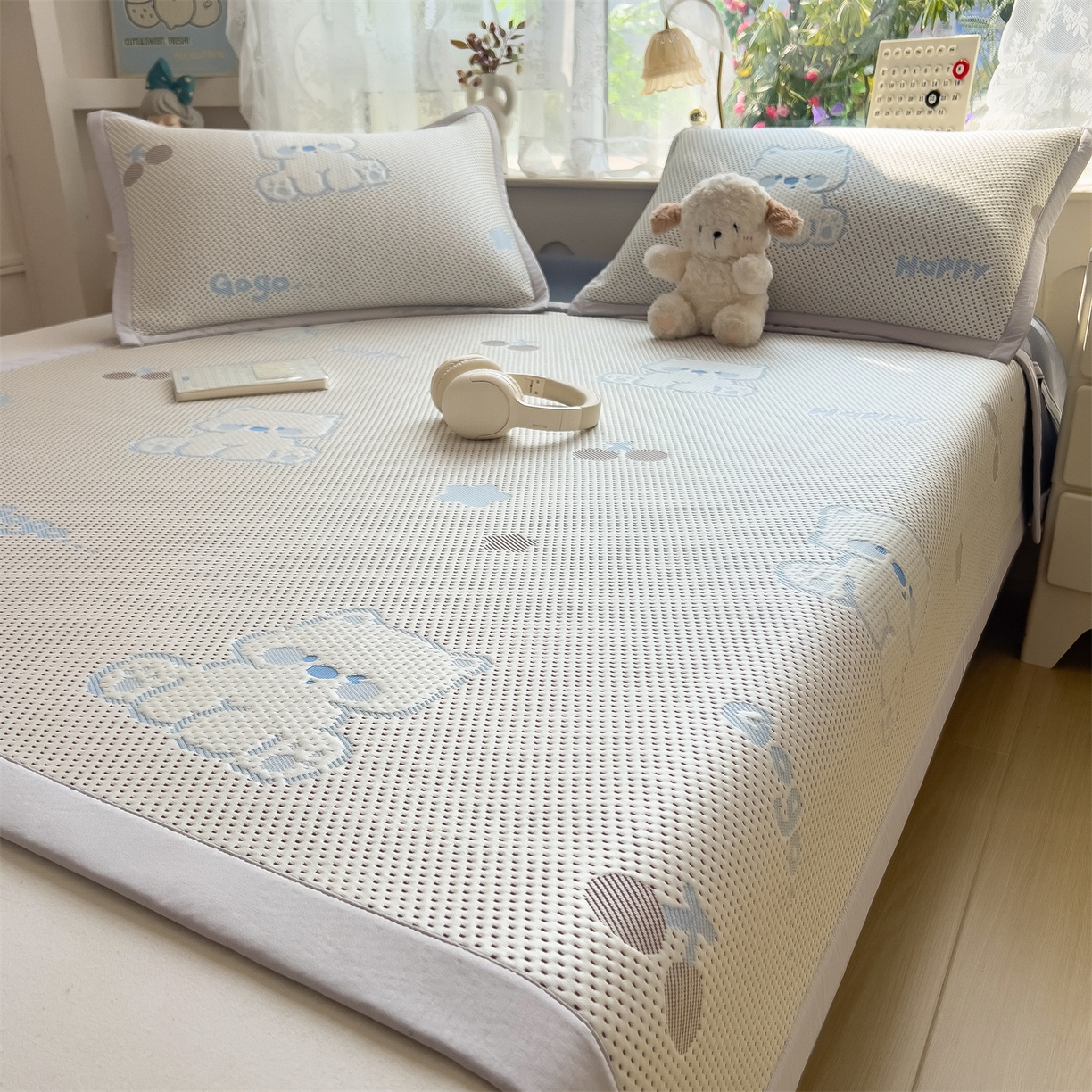 91家纺网 家纺一手货源 找家纺 雯豆家纺 2026新款PE中分子凉感凉席条席三件套加厚三明治款复合卡通提花凉席 PE提花凉席-奶萌狗